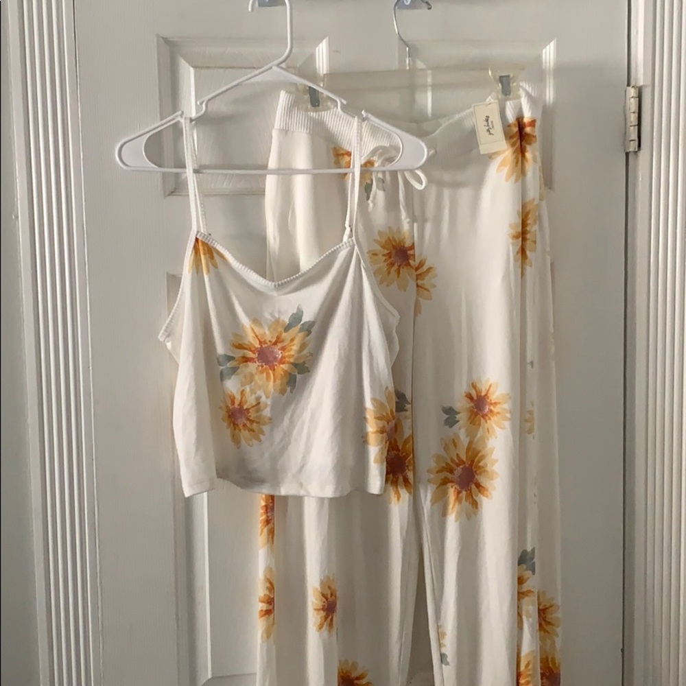 Gilly Hicks by Hollister set